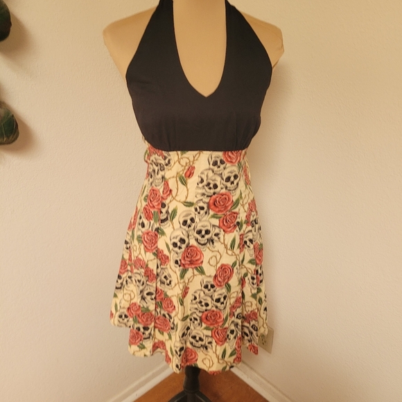 Hemet Black and Cream Skull and Roses Halter Dress - Picture 1 of 5